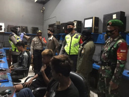 Tak Kenakan Masker Dihukum Pushup