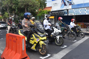 Marka Jalan di Lamongan Terapkan Physical Distancing