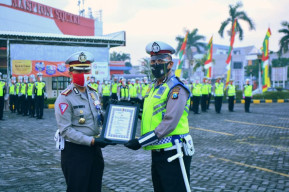 Jualan Telur Hasilnya Untuk Sedekah, Polisi Ini Terima Hadiah Umroh