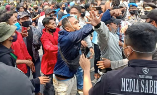 Demo Tolak Raperda RTRW, Mahasiswa dan Aparat Terlibat Bentrok