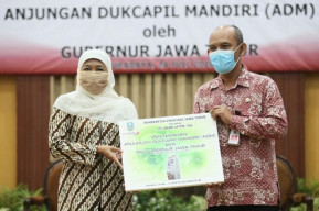 Gubernur Khofifah Serahkan 20 ADM ke 20 Kabupaten/Kota di Jatim