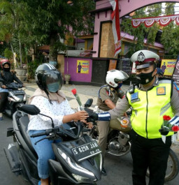 Patuhi Rambu Lalulintas, Pengendara di Lamongan Dapat Souvenir