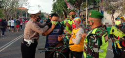 Satlantas Lamongan Bagi Masker ke Masyarakat di Acara Mince