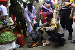Duta Masker Polres Blitar Bagi Masker Berkostum Agustusan