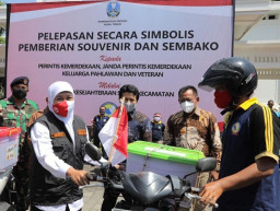 Khofifah Kirim Bingkisan Bagi Keluarga Pahlawan dan Veteran