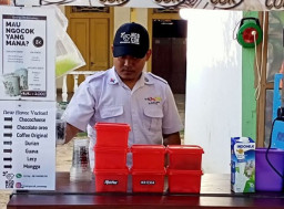 Penuhi Kebutuhan, PHL Kabupaten Sumenep Nyambi Jual Es Kocok