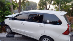 Kecapekan, Sopir Mobil Avanza Tabrak Pohon