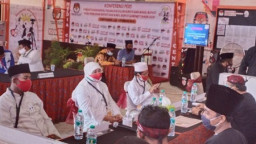 Pasangan Ahmad Fauzi - Eva Dihantar Ratusan Relawannya di KPU Kab. Sumenep