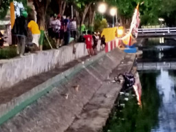 Ugal-ugalan, Motor Nyemplung ke Kali Marengan