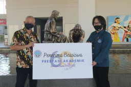 Gelontorkan Rp 4 M, UK Petra Berikan Beasiswa 403 Mahasiswa