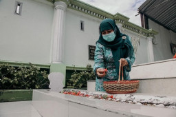 Cawabup Dwi Astutik Ziarah ke Makam Pendiri NU