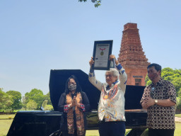 MURI Indonesia Catat Rekor 'Piano Terbesar' di Candi Bajang Ratu