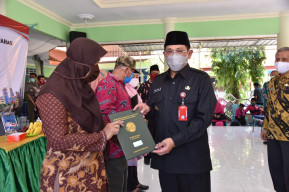 Pj Bupati Hudiyono Bagikan 300 Sertifikat Tanah