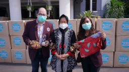 Universitas Ciputra Berikan Ribuan APD ke Pemkot Surabaya