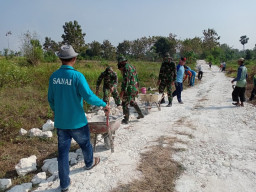 TNI Bantu Benahi Jalan Rusak
