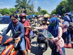 PD Aisyiyah Sidoarjo Bagikan 2 Ribu Masker Anti Covid