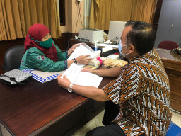 Dwi Astutik Datangi Dewan Pendidikan Perjuangkan Nasib Guru Honorer