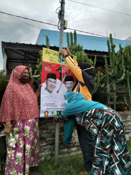 Emak-Emak Pasang Poster BHS-Taufiqulbar