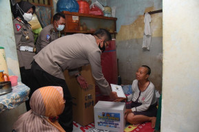 Kapolres Lamongan Santuni Penderita Tumor Otak