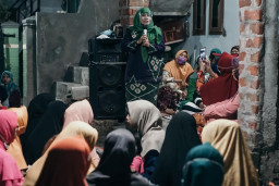 Cawabup Dwi Astutik Sapa Jamaah  Pengajian Dakwahtus Sholehah