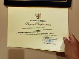 Penghargaan RT/RW Disebar Mendekati Pilwali, Risma Dituding Culas