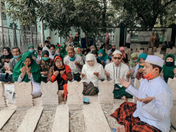 Dwi Astutik Ziarah Makam Sunan Ampel dan Batu Ampar