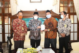 Pj Bupati Sidoarjo Salurkan Bantuan Makan Anak Yatim Rp 6,4 M