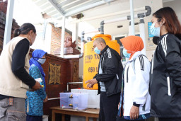 PSBL Unitomo Hibahkan Alat Panen Air Hujan ke Desa Padusan