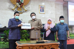Ketua DPRD Kota Kediri Teken Persetujuan Bersama Propemperda Tahun 2021