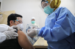 Simulasi Vaksin Imunisasi Covid-19, Khofifah Yakinkan Kehalalanya