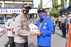 Polres Lamongan Salurkan 10 Ton Beras ke Warga Terdampak Covid-19