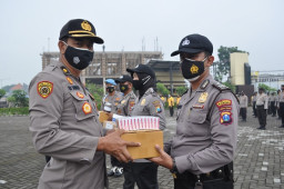 Kapolresta Sidoarjo Bekali Anggota dengan Probiotik dan Vitamin