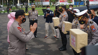 Wakapolda Jatim Dan Bhayangkari Beri Bantuan 25.165 Ribu Paket Sembako