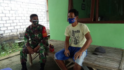 Sambangi Warga, Babinsa Sugio Ini Sosialisasikan  PPKM dan Vaksin