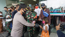 Forkompinda Bagi 25 Ribu Masker Pengunjung dan Pedagang