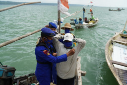 Ditpolairud Polda Jatim Bagikan 6.000 Masker di APTS dan APBS