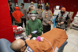 Personel Polda Jatim Donor Plasma Konvalesen
