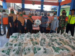 PD Aisyiyah Sidoarjo Bagikan 400 Sembako Korban Banjir Kedungbanteng