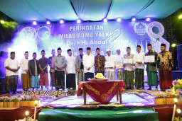 Milad ke 72, Kiai Ghofur Dapat Kado Ribuan Semen dari Santri Alumni