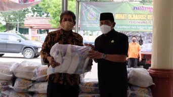 Pj Bupati Sidoarjo Salurkan Bantuan Beras 3 Ton Warga Terdampak Banjir