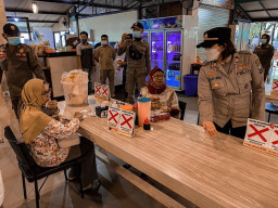 Tak Pakai Masker, Emak-Emak Protes Dirazia