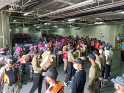 TNI AL Kirim Bantuan 37 Truk Sembako ke NTT