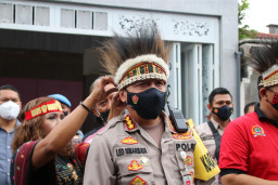 Polda Jatim-Jajaran Jadi Orang Tua Asuh Mahasiswa dan Pelajar Papua