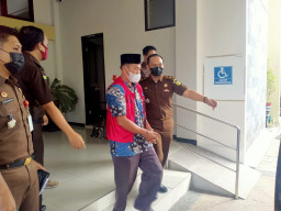 Kejari Trenggalek Tahan Satu Tersangka Bansos SMD