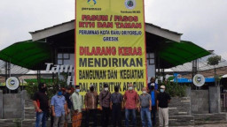 Warga KBD Driyorejo Pasang Spanduk Besar