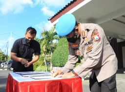 Personel Propam Polda Jatim Ikrar Jauhi Narkoba