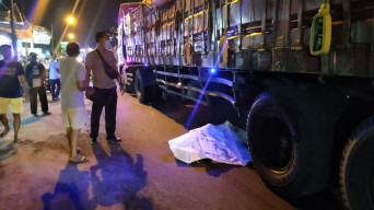 Kurang Hati-hati, Pemotor Terlindas Truk