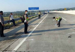 Sedan BMW Tabrak Truk, Pengemudi Tewas