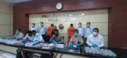 Ditreskrimsus Polda Jatim Amankan Pelaku Penyelundupan Ditemukan 30 Ribu Jenis Pasir dan 500 Jenis Mutiara