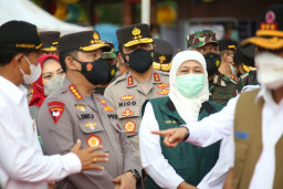 Panglima TNI dan Kapolri Pantau Warga Ngrowo Bening, Madiun, Divaksin Astrazeneca
